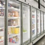 Rayon de vitrines réfrigérées dans un supermarché