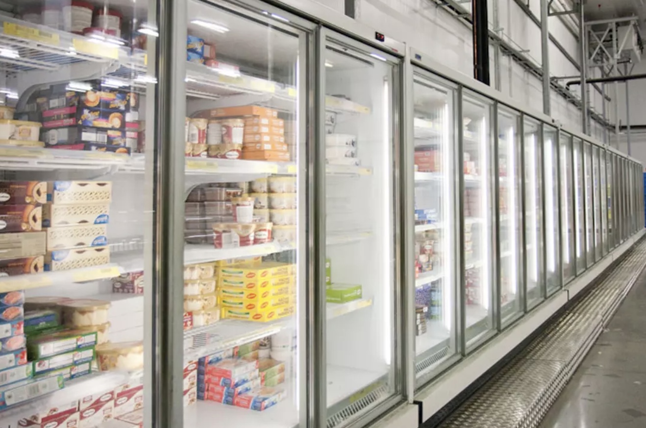 Rayon de vitrines réfrigérées dans un supermarché