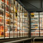 Allée de vitrines réfrigérées dans un supermarché
